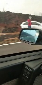 Baixa visibilidade provocada por fumaça de incêndio causa colisão entre três veículos na PR-468 2
