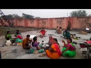 वाशिममध्ये उघड्यावर करावा लागतो रुग्णांच्या नातेवाईकांना स्वयंपाक !