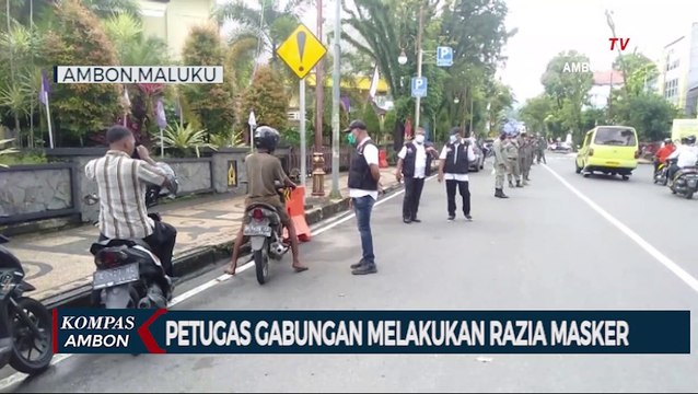 Petugas Gabungan Melakukan Razia Masker