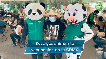 Conoce a "Vacuna", la botarga que ameniza vacunación contra Covid en CDMX