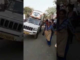 मुंबईच्या मालवणी येथून जाणा-या मुख्य रस्त्यावर पडलं मोठं भगदाड