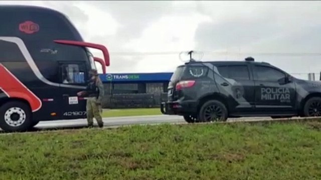 Com apoio de cão farejador, BPFron realiza fiscalização em ônibus na BR-277 em Cascavel