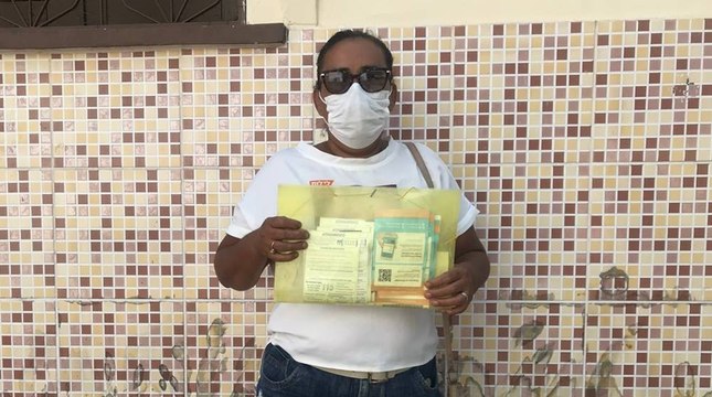 Desempregada e chorando, mãe pede ajuda para quitar contas atrasadas em Cajazeiras