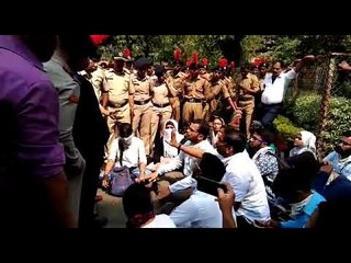 मुंबई विद्यापीठाचा आज दीक्षांत समारंभ. तोंडाला रूमाल बांधून विद्यार्थ्यांनी केला निषेध