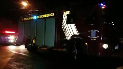 Video herunterladen: Bombeiros são chamados para combater incêndio em veículo mas, ao chegarem local, constatam fogo em entulhos