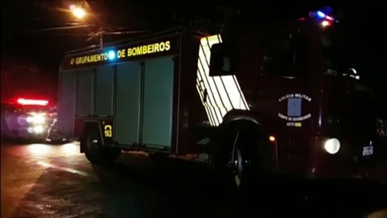 Bombeiros são chamados para combater incêndio em veículo mas, ao chegarem local, constatam fogo em entulhos
