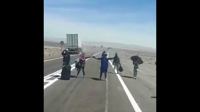 Inmigrantes ilegales bloquean los caminos en la ruta Colchane- Iquique