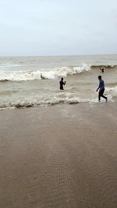 Some people enjoying the sea.#shorts