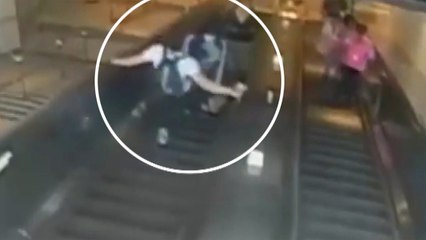 美 지하철역 에스컬레이터에서 발길질...여성 굴러떨어져 / YTN