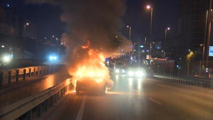 D-100 Karayolunda otomobil alev alev yandı