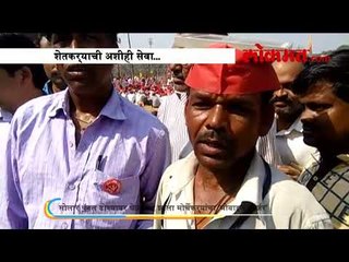 शेतकऱ्याची अशीही सेवा, सोलार पॅनल डोक्यावर घेऊन तो झाला मोर्चेकऱ्यांचा 'मोबाइल चार्जर'