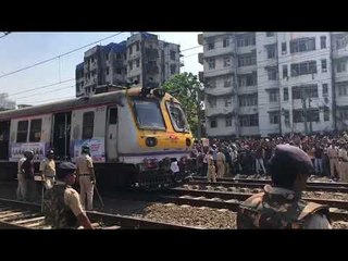 आंदोलन मागे, पहिली लोकल रवाना....