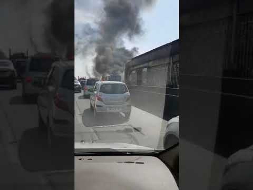 पुण्यात बर्निंग कारचा थरार