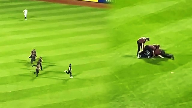 'Invasive Fan Gets BRUTALLY TACKLED by Security During Mets/Yankees Game'