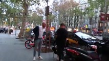Los amigos de Kiko Rivera no se toman nada bien la presencia de la prensa en su paso por Barcelona