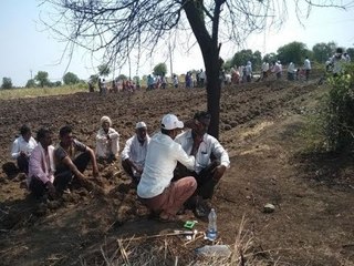 बांधावरच होते श्रमदानाला येणाऱ्याची मोफत दाढी अन् कटिंग