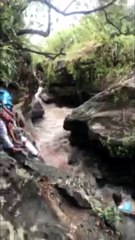 ลุ้นกู้ภัยช่วยเด็ก 3 ชีวิต ติด"น้ำป่า"ภูพานใน"น้ำตก"ผาลี่ จ.กาฬสินธุ์