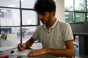 İnşaatında çalıştığı kütüphanede şimdi tıp fakültesi öğrencisi olarak çalışıyor