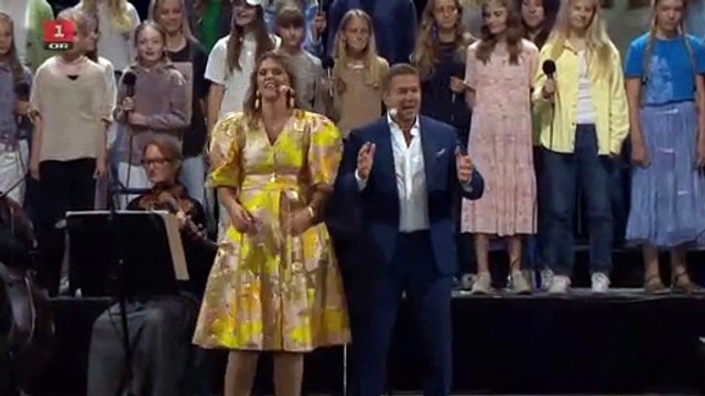 Peter Düring på trommer og kapelmester i Fællessang - endelig sammen | 4 September 2021 | DR1 @ Danmarks Radio