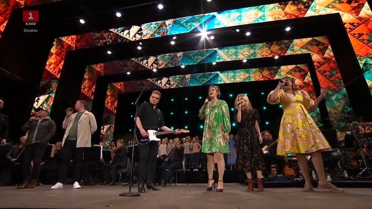 OUTRO | Fællessang - endelig sammen ~ med Jacob Dinesen "With A Little Help From My Friends" (The Beatles) | 4 September 2021 | DR1 @ Danmarks Radio