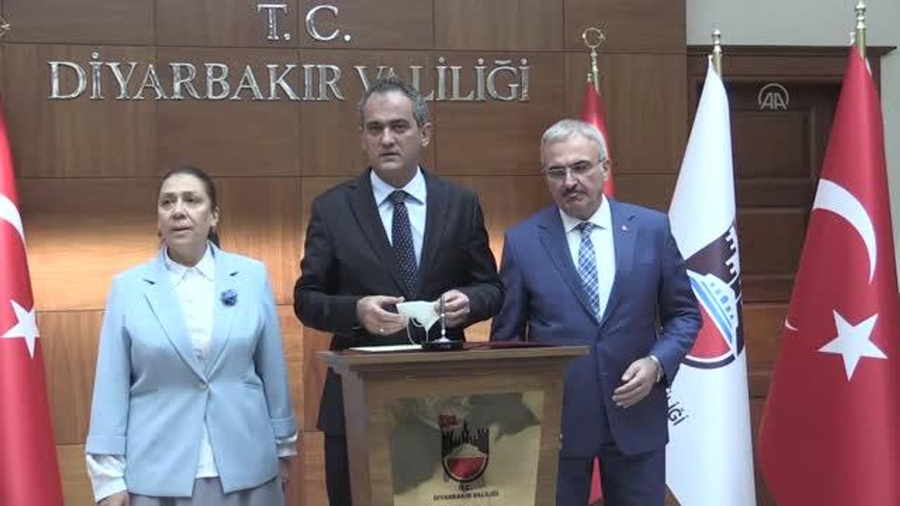 Son dakika! DİYARBAKIR - Bakan Özer: "Herhangi bir vaka veya yakın temas nedeniyle yüz yüze eğitime ara veren hiçbir okulumuz bulunmamaktadır"