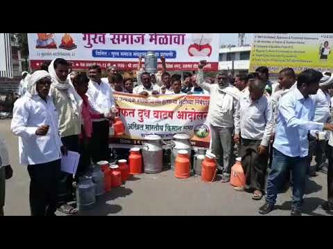 परभणीत किसान सभेचे जिल्हाधिकारी कार्यालयासमोर मोफत दूध वाटप आंदोलन