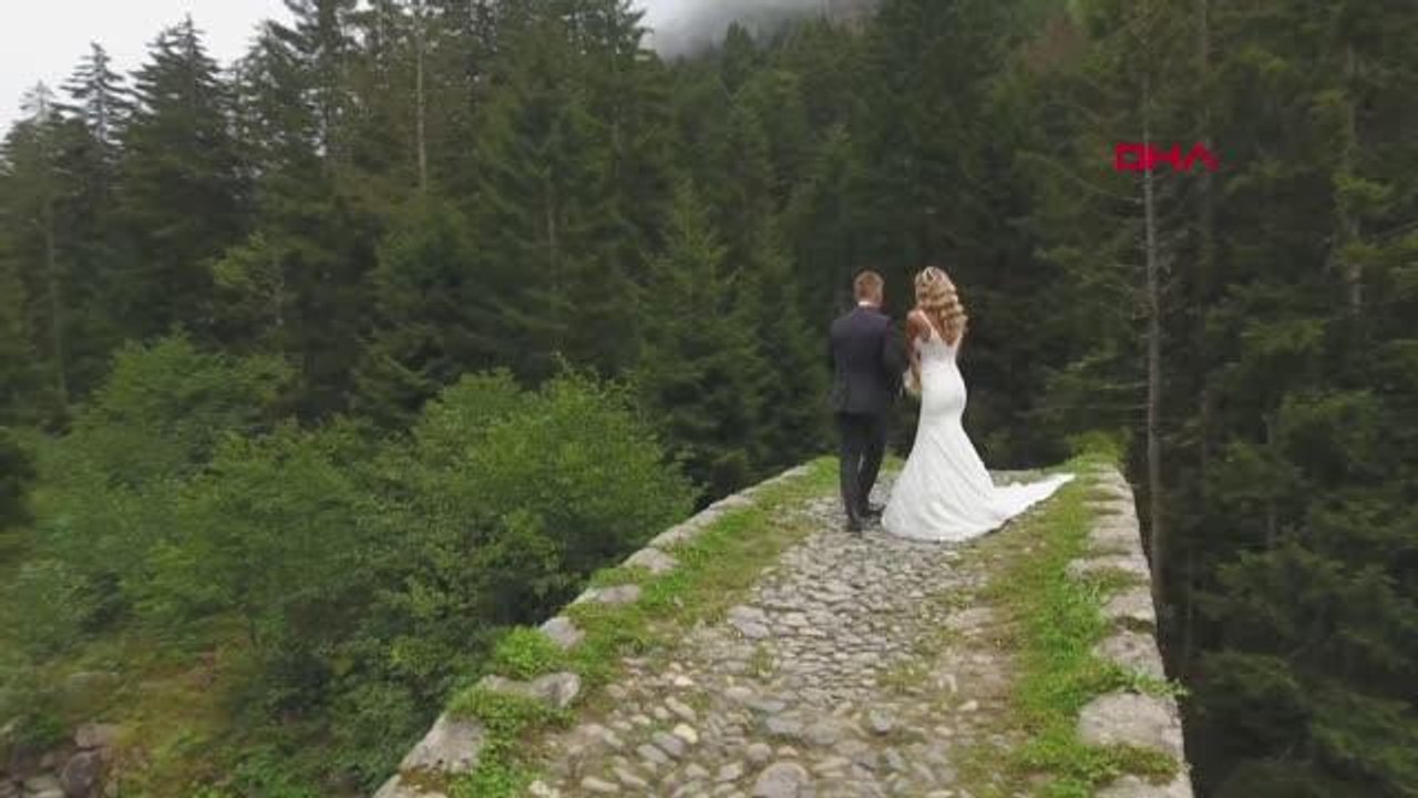 FOTOĞRAF ÇEKİMİNDE GELİN VE DAMADI KÖPEK KOVALADI