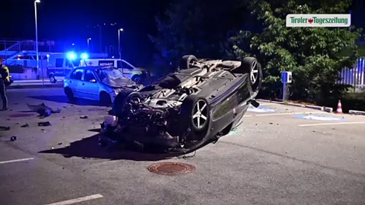 Betrunkener Lenker durchbrach in Innsbruck Zaun und "flog" gegen Pkw