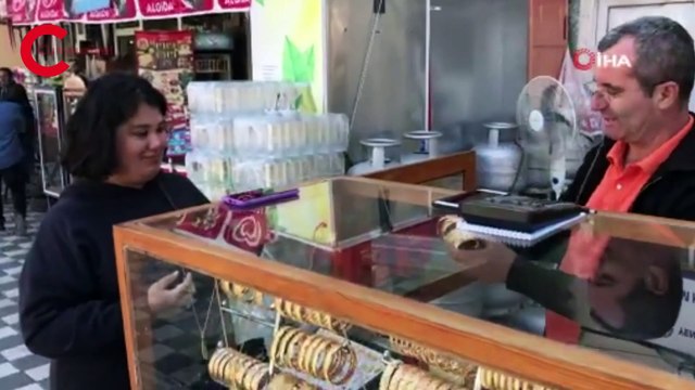 Simit satar gibi altın bilezik satıyor: 40 yıllık seyyar kuyumcu görenleri şaşırtıyor