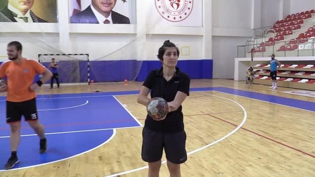 Kadın antrenörün çalıştırdığı erkek hentbol takımının hedefi Süper Lig