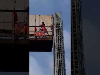 राज-उद्धव यांना एकत्र आणण्यासाठी कार्यकर्ता चढला पुलावर