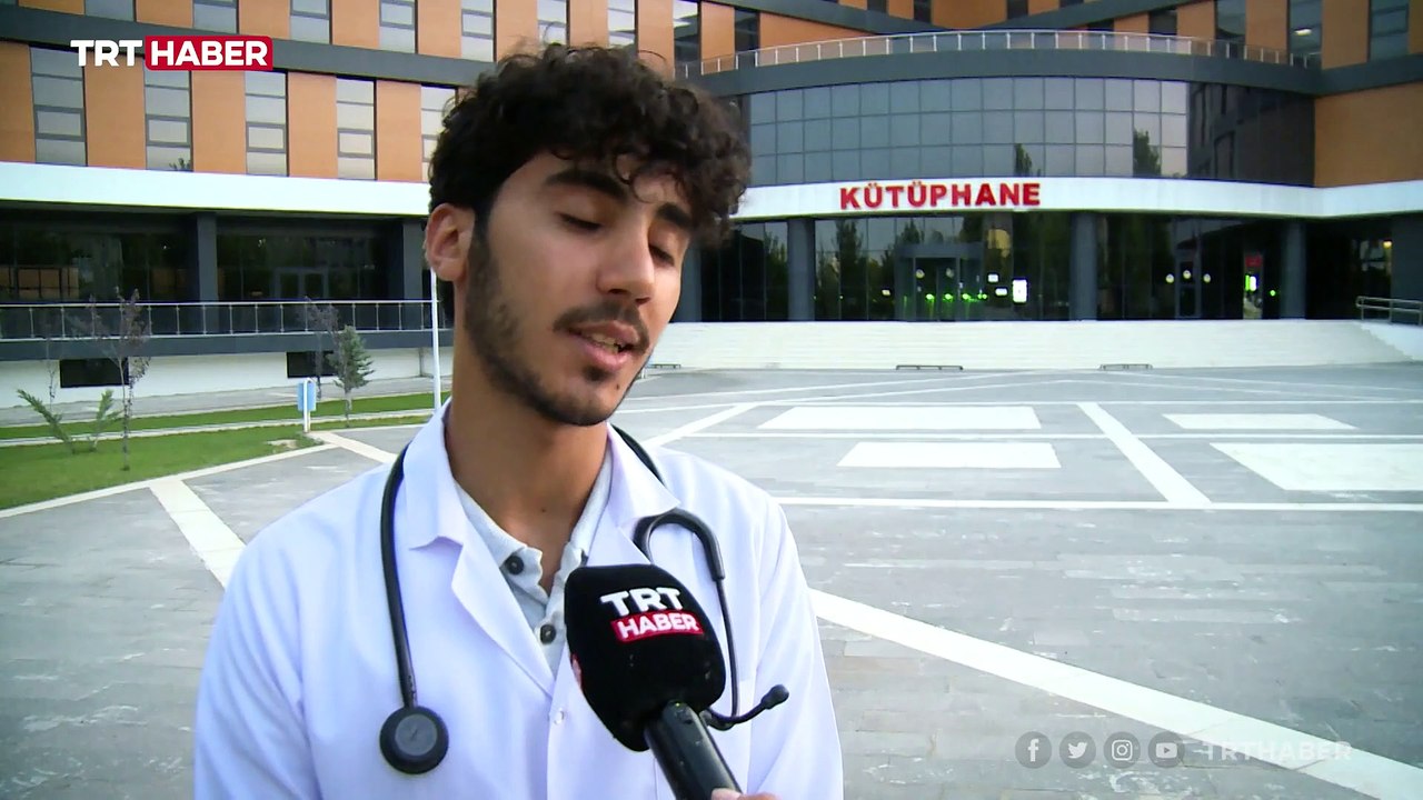 İnşaatında çalıştığı kütüphaneye yıllar sonra doktor adayı olarak geliyor