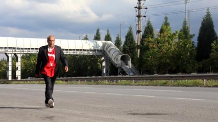 Aşı olmadı, PCR testi de yaptırmayınca evine gidebilmek için 7 gündür yürüyor