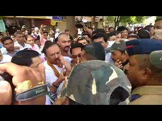 गिरीश महाजन यांच्या संपर्क कार्यालयात केळी फेको आंदोलन