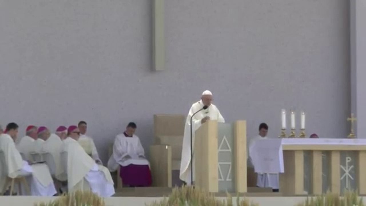ZÁZNAM: Pápež v SR: Rozlúčil sa so Slovenskom, nosím vás všetkých v srdci, odkázal