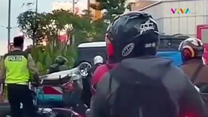 Viral! Polisi Dorong Pengendara Motor hingga Jatuh