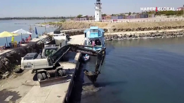 Kuraklık nedeniyle Van Gölü'nde sular çekildi: Karaya oturan teknelere iş makineleri yol açtı