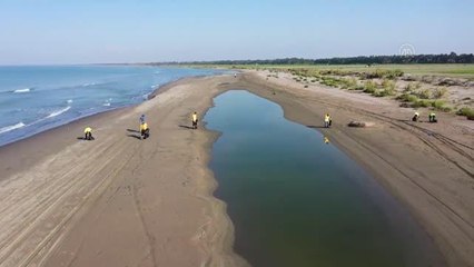 Sahillerde Suriye kaynaklı petrol sızıntısının temizlik çalışmaları sürüyor