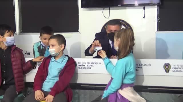 Minik öğrencilere trafik kuralları Mobil Trafik Eğitim Tırı nda anlatıldı