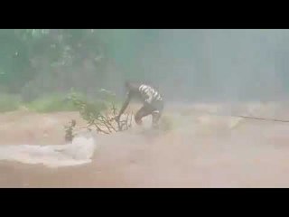 थरारक प्रकार, धबधब्यात अडकलेल्या १३ प्रवाशांचे त्यांनी वाचवले प्राण