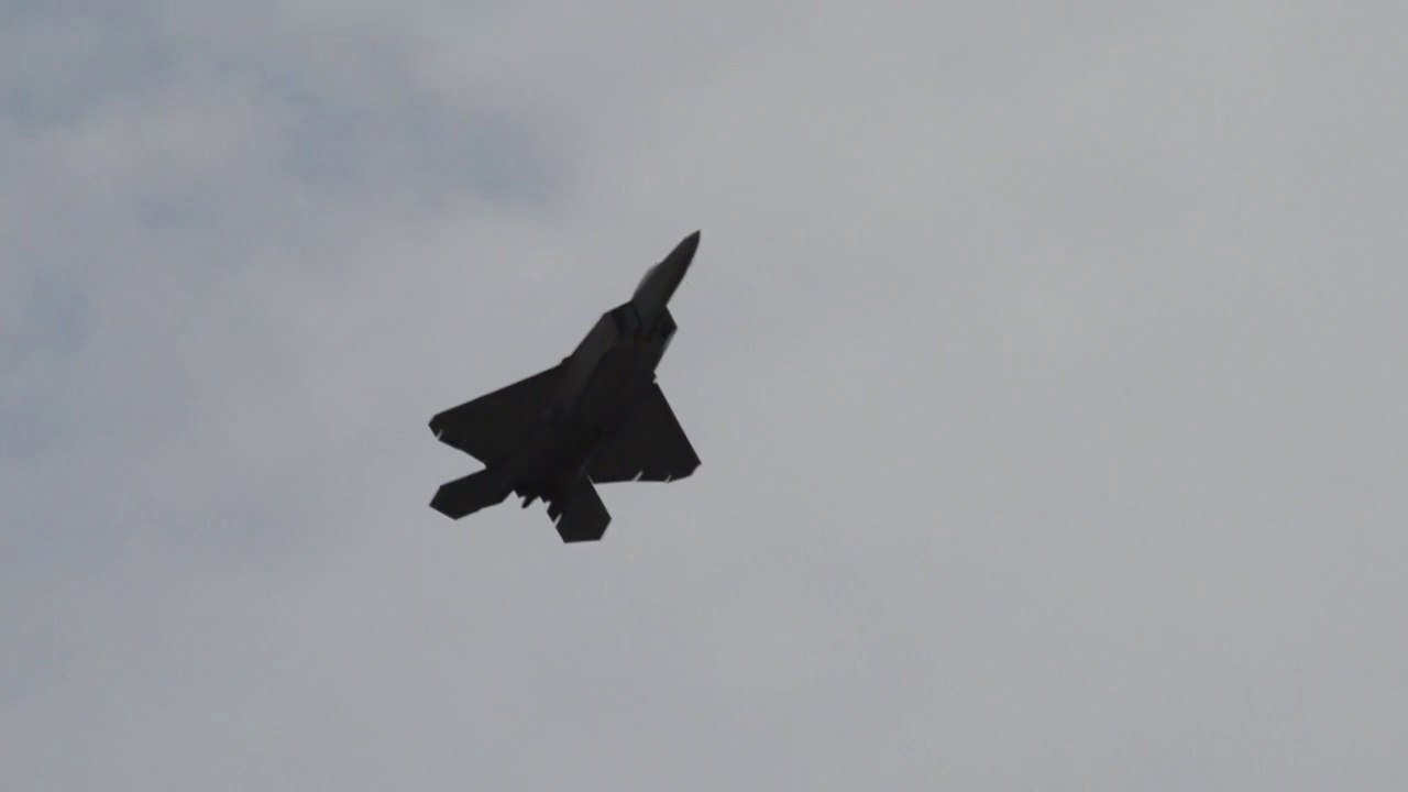 Awesome Display from USAF F 22 Raptor