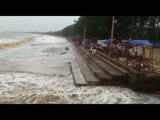 Big waves on parnaka beach near dahanu during high tides | पारनाका चौपाटी