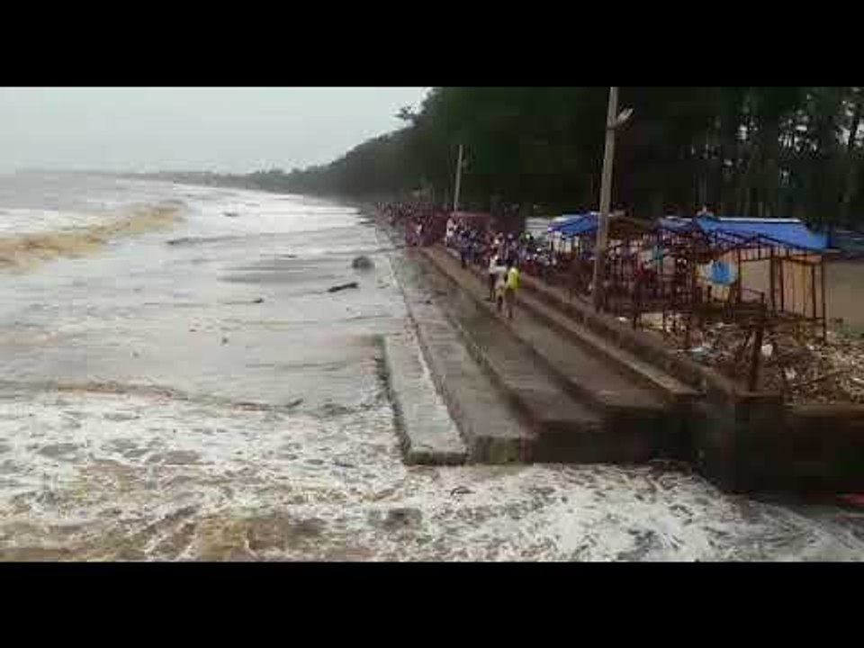 Big waves on parnaka beach near dahanu during high tides | पारनाका चौपाटी
