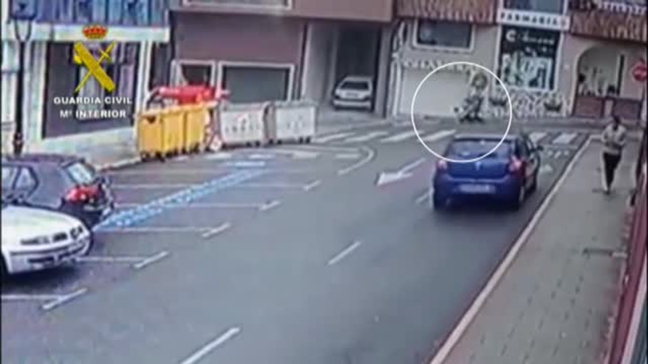 Un Guardia Civil rescata a un bebé de un carrito que se precipitaba cuesta abajo