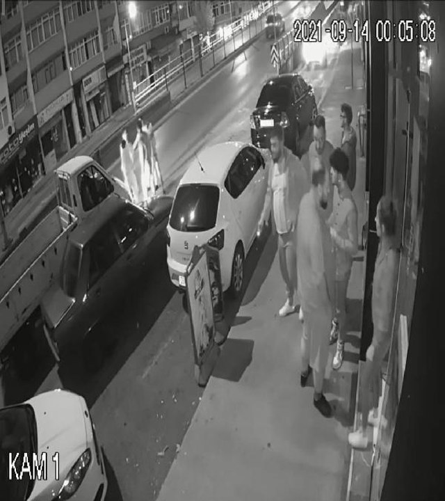 KIZ ARKADAŞININ ESKİ SEVGİLİSİNİ BIÇAKLADI, O ANLAR KAMERADA