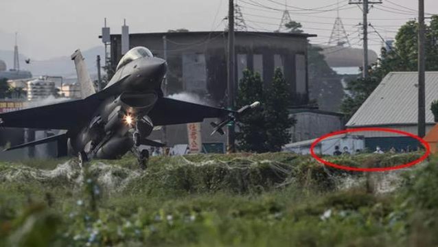 Tayvan tarihinde bir ilk! Tatbikat kapsamında savaş uçaklarını otoyola indirdiler