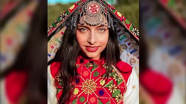 Afghanistan, la protesta social delle donne contro i talebani: Non toccare i miei vestiti