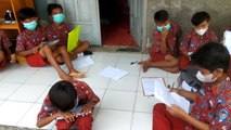 Sekolah Ambruk, Siswa SD di Cirebon Terpaksa Belajar di Teras Kelas