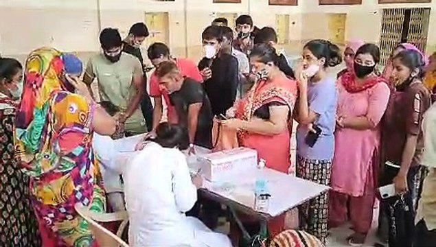 Watch- मेगा वैक्सीनेशन कैम्प में उत्साह के साथ दिखी अव्यवस्था, लगी रही लम्बी कतारें
