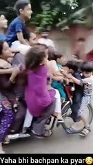 ఇదేందయ్యా.. బైకుపై 13 మంది ఒకేసారి.. !